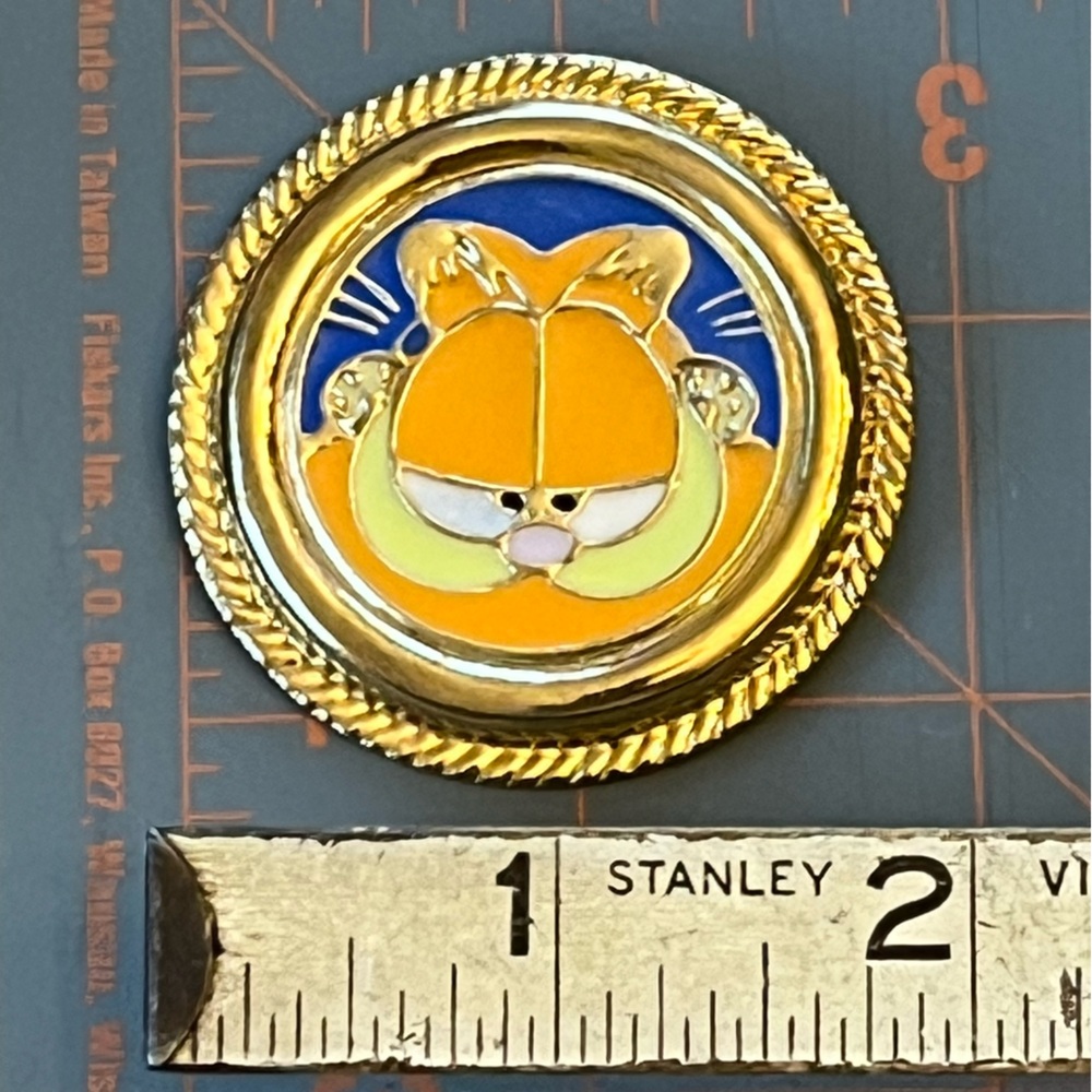 Vintage Garfield Enamel Scarf Clip Pin with Gold Trim likely 1994 Korea - Picture 13 of 15